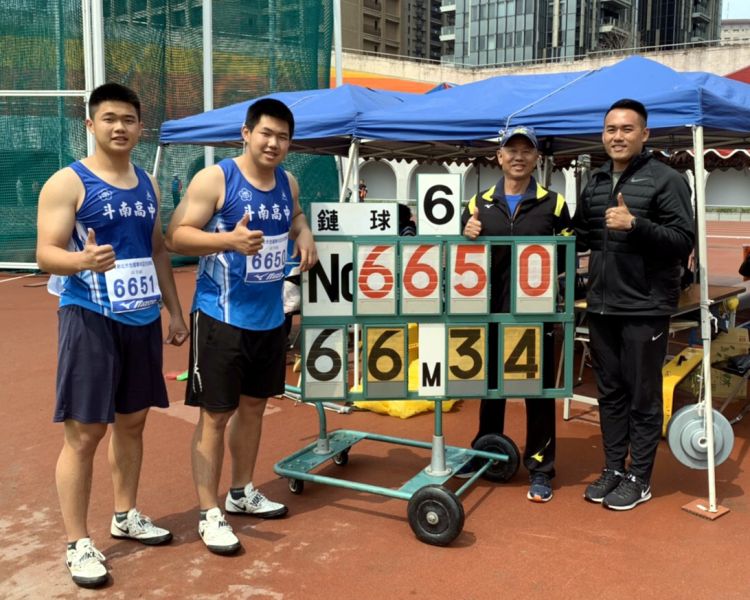 雲林縣斗南高中沈又豪（左二）以66.34，打破高懸八年的高男鏈球大會紀錄。斗南高中／提供。