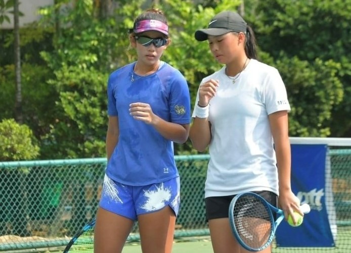 李羽芸(右)搭配泰國青少女一姊Tararudee(左)，在曼谷一級賽雙打奪冠。大會提供