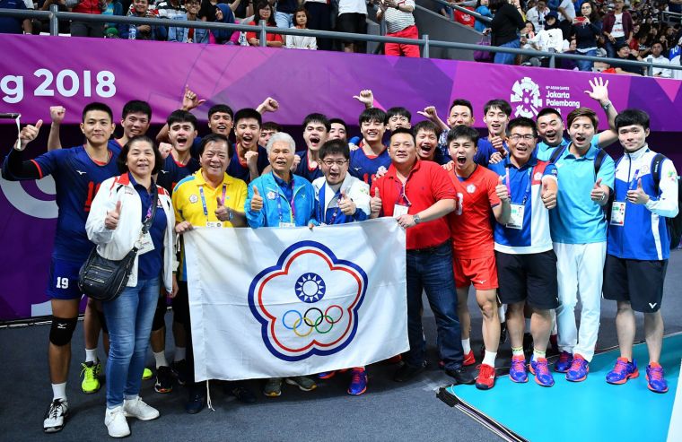 排球協會積極派隊參加國際賽，圖為在雅加達亞運奪銅的中華隊。章金榮(前排左二)／提供。