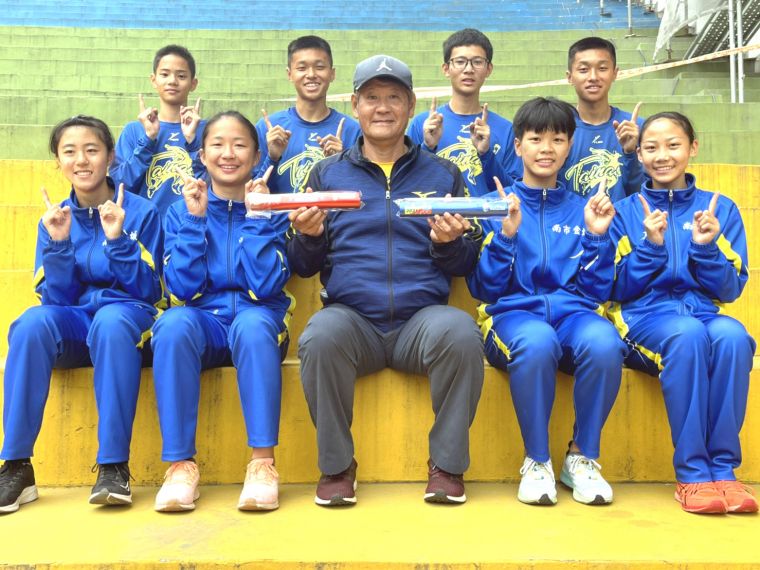 台南市金城國中在新北青年盃田徑公開賽再度包辦國男、國女１６００公尺接力金牌，並雙破大會。金城國中／提供。