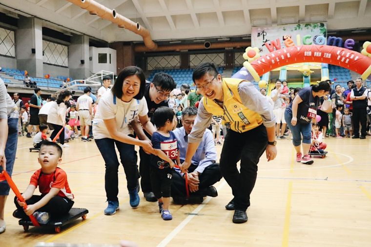 市長柯P實際參與小朋友的拉車趣味競賽。台北市幼兒體育協會提供