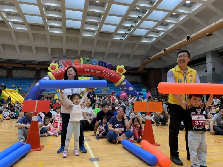 親親寶貝一生一世（1314）」親子運動會有上千組親子熱烈參與。台北市幼兒體育協會提供