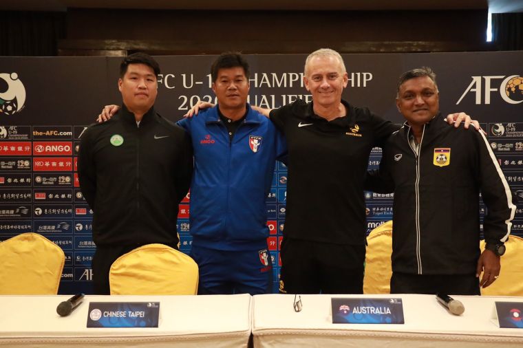 中華隊(左2)與其他三隊教練賽前合照。全國足協提供