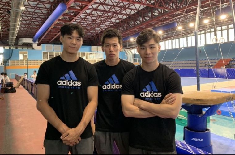  唐嘉鴻（左）、李智凱（中）、徐秉謙（右）在拿坡里世大運體操練習場的合照。張恩齊/攝
