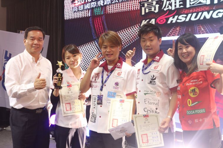 國立體大校長邱炳坤(左1)為日本隊松本惠(左2)頒獎。大會提供