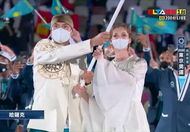 哈薩克女子掌旗官靠著清新脫俗的外型爆紅。摘自網路