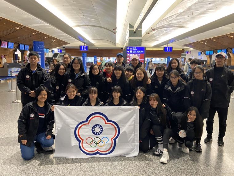 女子冰球U18代表隊出發前往荷蘭。冰球協會提供。