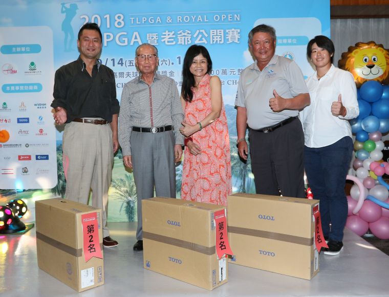 TOTO營業本部長西山宏人(左)頒發配對賽第二名獎項給跟職業選手黃靖(右1)同組的貴賓。