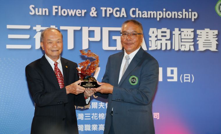 TPGA理事長謝錦昇頒發獎盃給資深名將謝敏男以彰揚他入選日本職業高球名人堂的成就。葉勇宏攝
