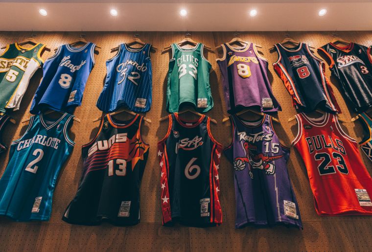 店內有Mitchell & Ness的NBA復古球衣展示。官方提供