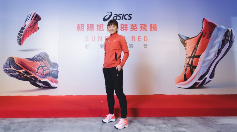 Team ASICS跨欄選手林詩亭親自示範SUNRISE RED系列GEL-KAYANO 27支撐型跑鞋。官方提供