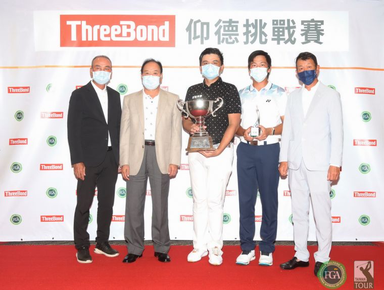ThreeBond仰德挑戰賽職業冠軍洪健堯(左三)和業餘冠軍廖崇漢(右二)和貴賓起一起合影。鍾豐榮攝影