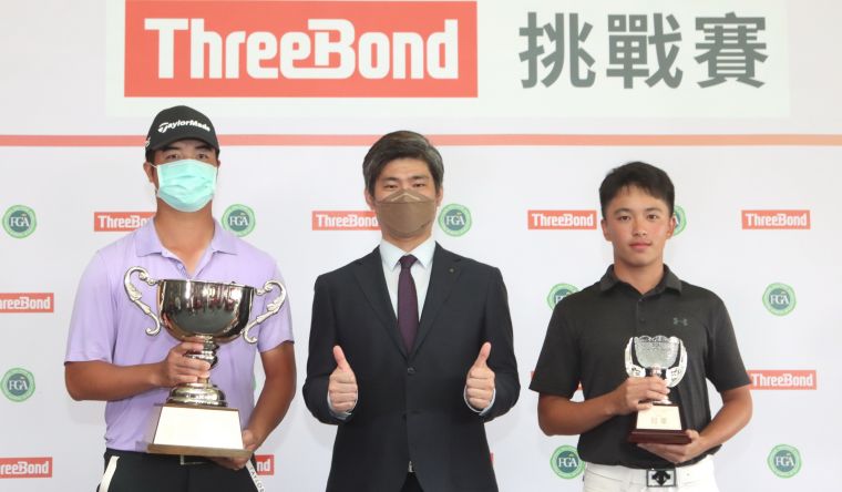 ThreeBond公司台灣總經理泰地宏和(中)和職業冠軍於松柏及業餘冠軍鄭岱霖(右)合影。鍾豐榮攝影