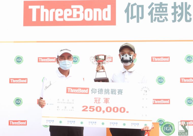 ThreeBond挑戰巡迴賽執行長陳志忠(左)職業冠軍獎盃及獎金給許閎軒。鍾豐榮攝影