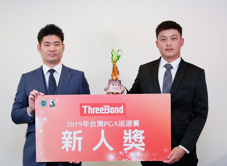 ThreeBond 台灣分公司總經理泰地宏和（左）頒發TB挑戰巡迴賽最佳新人獎項給得獎選手黃議增。葉勇宏攝