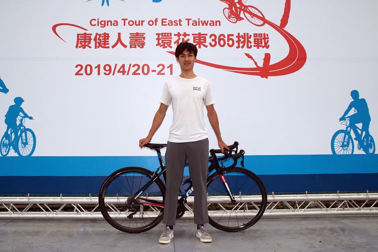 「爬坡王子」王胤之擔任賽事代言人，宣傳環花東365挑戰賽，推廣騎自行車運動。（大會提供）