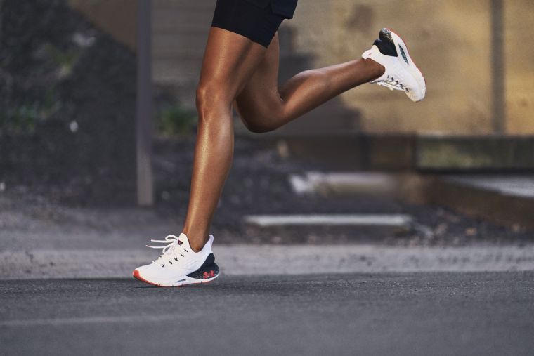 UA將跑鞋化身隨身智能教練的特色更幫助你求快！邀請大家一同享受夏日暢跑、熱血沸騰的快感！官方提供