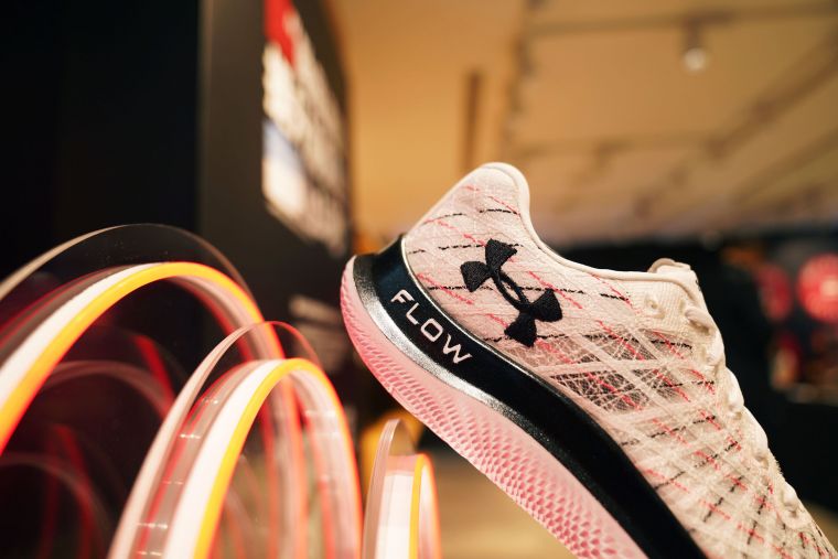 UA推出全新科技跑鞋「UA Flow Velociti Wind」，擺脫橡膠外底大量減輕跑鞋整體重量。官方提供