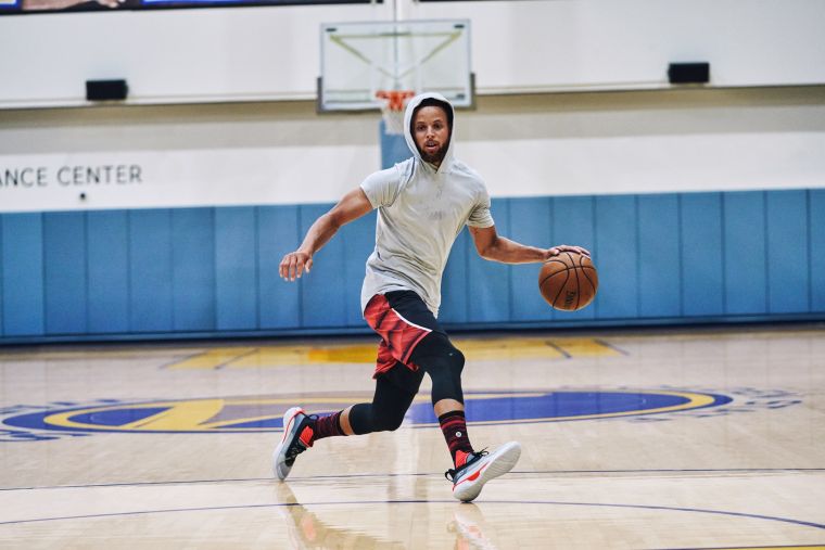 UA攜手Curry推出全新籃球戰靴「Curry 7」，首發配色「UNDERATED」，即是紀錄Curry從三星新秀到三次總冠軍的歷程，並向所有曾經被低估的運動員致敬。官方提供