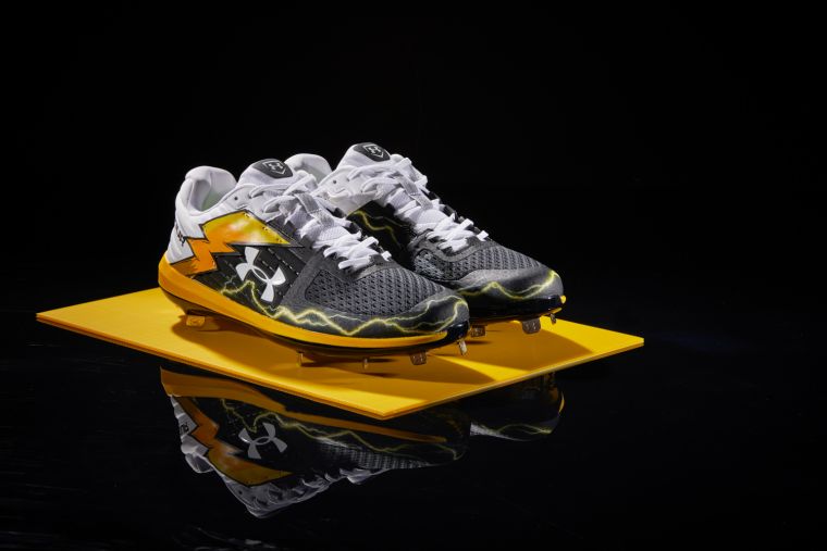 UA為許基宏打造置入閃電尾巴圖案與閃電光束的客製釘鞋，象徵許基宏準備給對手「十萬伏特」。
