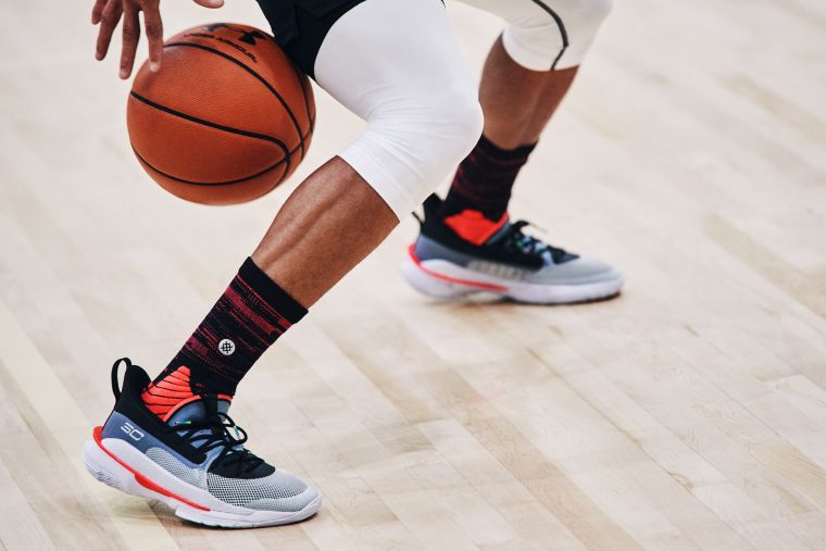 UA設計團隊致力研究Curry的場上數據，構思出一款能由內而外匹配他創新動態打法的全新籃球戰靴Curry 7！官方提供
