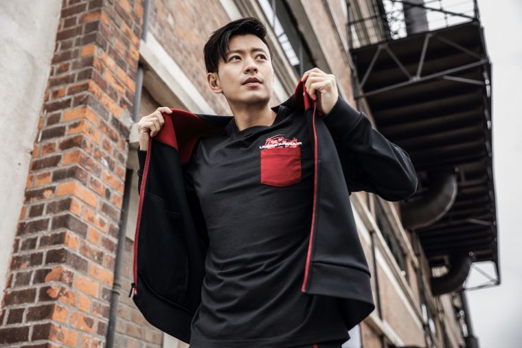 UA CNY T恤左胸口象徵〝鯉魚躍龍門〞的設計展現出強烈的東方色彩。