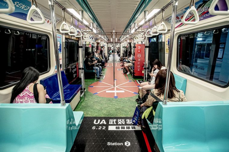 UA RUSH 體能挑戰列車由Team UA的選手擔任關主，將棒球、籃球、體操、舉重四大專項訓練場創意呈現臺北捷運車廂。