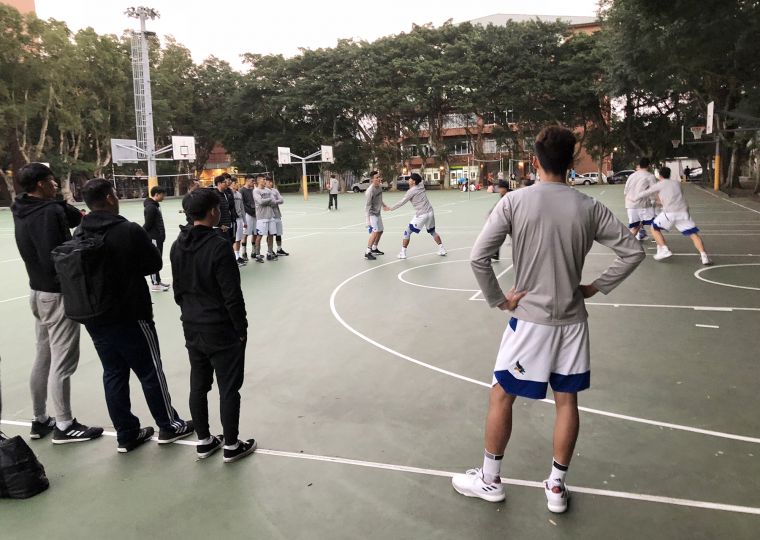 文化輸健行後，教練陳暉親帶球員在室外球場操練。