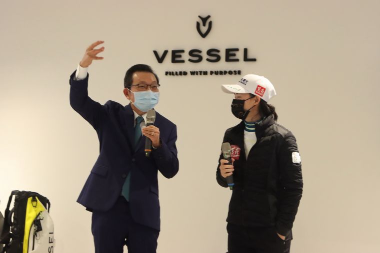Vessel董事長蕭崑林為李旻加油打氣。Vessel提供／鍾豐榮攝影