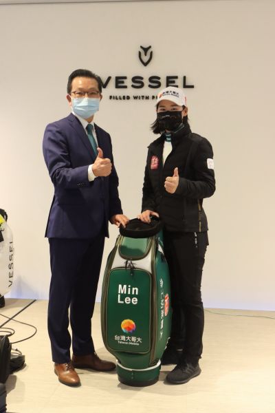 Vessel董事長蕭崑林贈送專屬球袋給李旻。Vessel提供／鍾豐榮攝影
