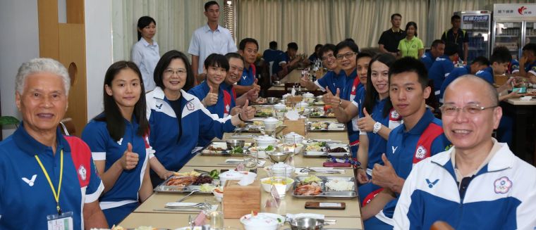 總統蔡英文與選手用餐。李天助攝