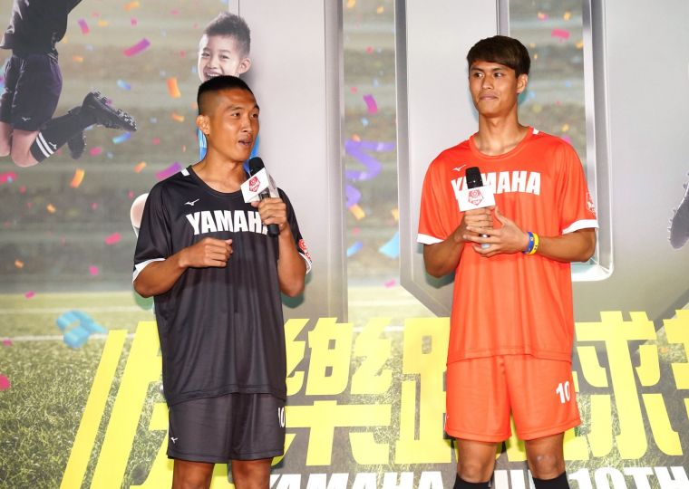 YAMAHA CUP第一屆大學長蔡碩哲(右)與王冠儒(左)一路從後勁國小踢到大，現身分享一路一起踢球經驗。