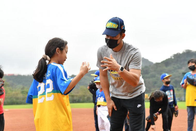YYsports公益棒球教室，陳冠宇、陳聖平親身指導「家扶Enjoy社區棒球隊」。官方提供