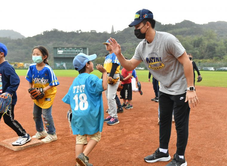 YYsports公益棒球教室，陳冠宇、陳聖平親身指導「家扶Enjoy社區棒球隊」。官方提供
