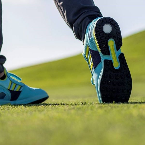 ZX系列創新設計結合adidas Golf Torsion System 增加鞋底穩定性與抓地力。官方提供