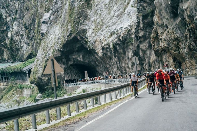 700多位國內外車手在中橫壯麗的山景中競爭。中華民國自行車騎士協會提供