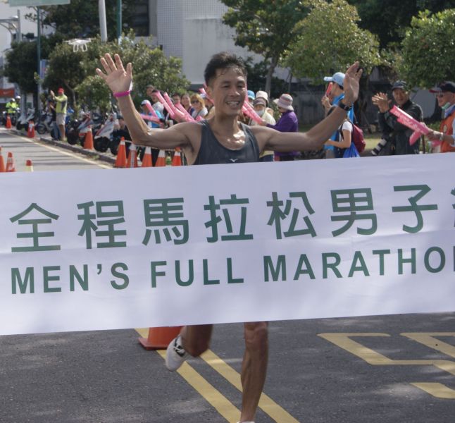 香港跑者梁頌偉封王。中華民國馬拉松協會提供