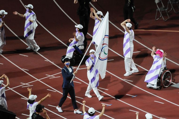 帕運落幕，台灣由我國由羽球方振宇擔任掌旗官。體育署提供