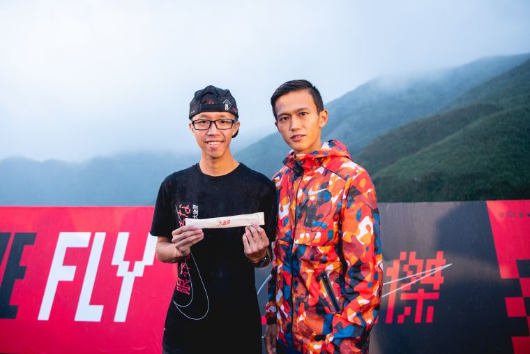 大迫傑頒發「WE FLY」臺北跑步之旅紀念筷。Nike提供