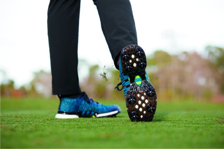 adidas Golf TOUR360 XT Primeknit完美貼合搭配鞋底X-Traction系統創造舒適與穩定。官方提供