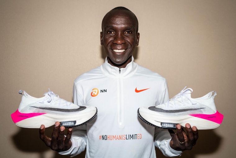Eliud Kipchoge和Nike升級版NEXT%跑鞋。官方提供