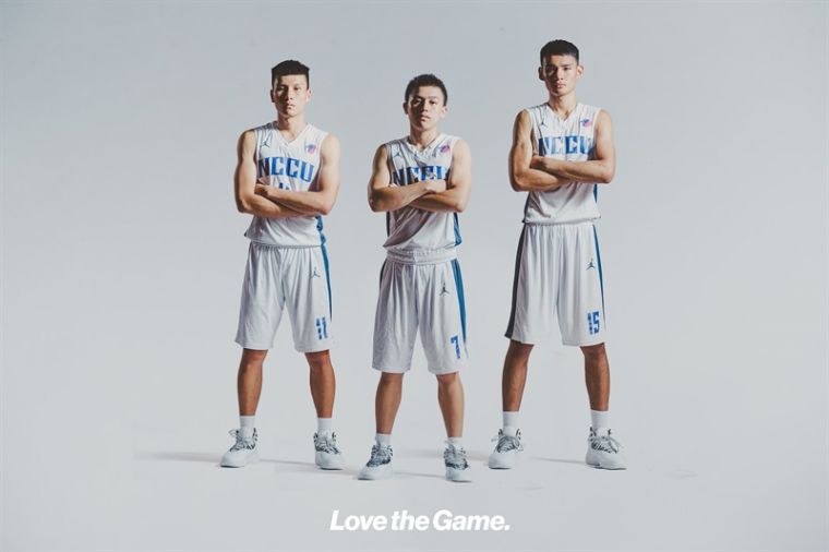 政大籃球隊隊員未來將以全套Jordan品牌籃球配備征戰大小賽事詮釋Love the Game 精神。由左至右分別為：洪楷傑、田浩、張鎮衙。Nike提供