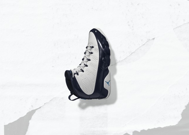 AIR JORDAN IX：最初在2002年以低筒版本亮相的Air Jordan IX此次採用了中筒設計回歸，細節上則有深藍漆皮鞋面與白色和校園藍配色點綴。