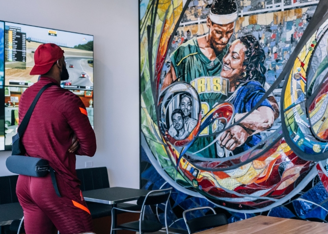 以 LeBron James 母親命名的咖啡廳，牆壁上掛有馬賽克風格壁畫。官方提供
