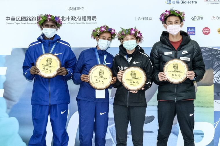 （左起）Paul Kipchumba Lonyangata、Askale Merachi Wegi、曹純玉、周庭印分別拿下「2020臺北馬拉松」馬拉松組男子總成績第一名、女子總成績第一名、台灣女子第一名及台灣男子第一名，賽後記者會上合影留念。大會提供