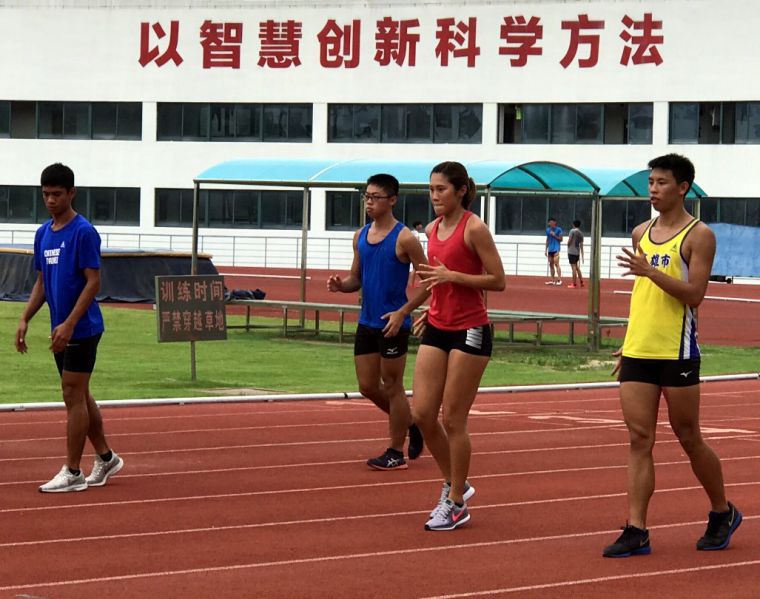 中華潛優田徑選手在艷陽下揮汗練習。黃春榮／提供。