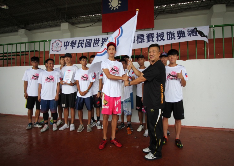 中華民國飛盤協會理事長彭俊橙(右)授旗。體育署提供