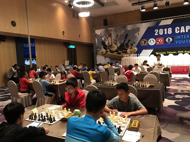「2018年台北西洋棋國際公開賽」在桃園熱鬧登場，各國棋手莫不聚精會神的對弈／大會提供