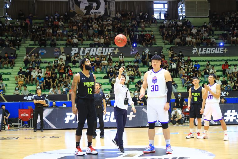 p-leagueplus職籃熱身賽台中引爆-盧市長開球力挺酷運動。台中體育局提供