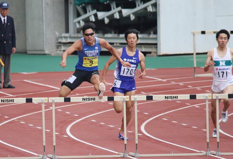 陳傑(左)在第35回靜岡國際田徑邀請賽男子400公尺跨欄奪銅。by Charles。